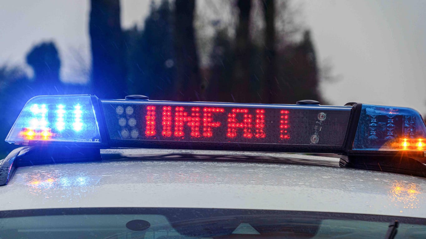 Ein Einsatzfahrzeug der Polizei (Symbolbild): In Köln ist ein Mann nach einem Unfall gestorben.