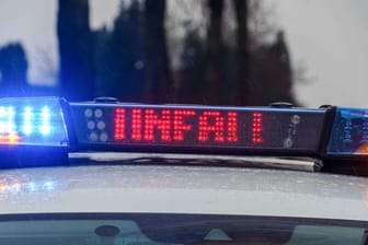 Ein Einsatzfahrzeug der Polizei (Symbolbild): In Köln ist ein Mann nach einem Unfall gestorben.