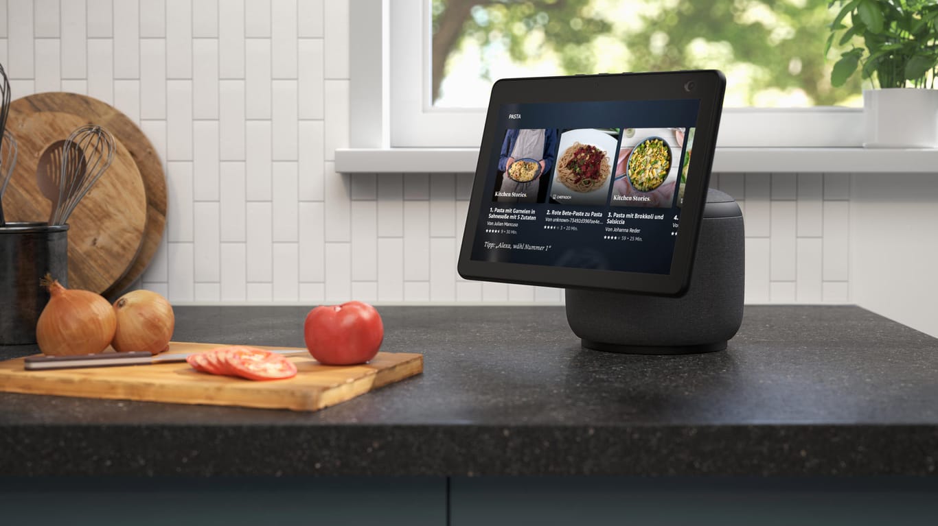 Der neue Amazon Echo Show 10: Der Display dreht sich mit, wenn sich der Nutzer von der Stelle bewegt.