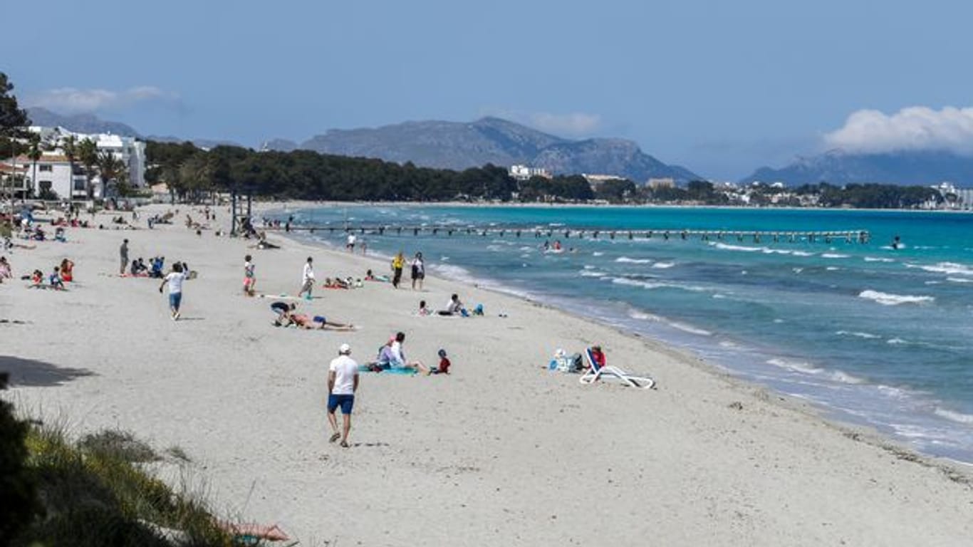 Auf Mallorca wie hier am Strand von Muro bleibt die Corona-Lage entspannt.