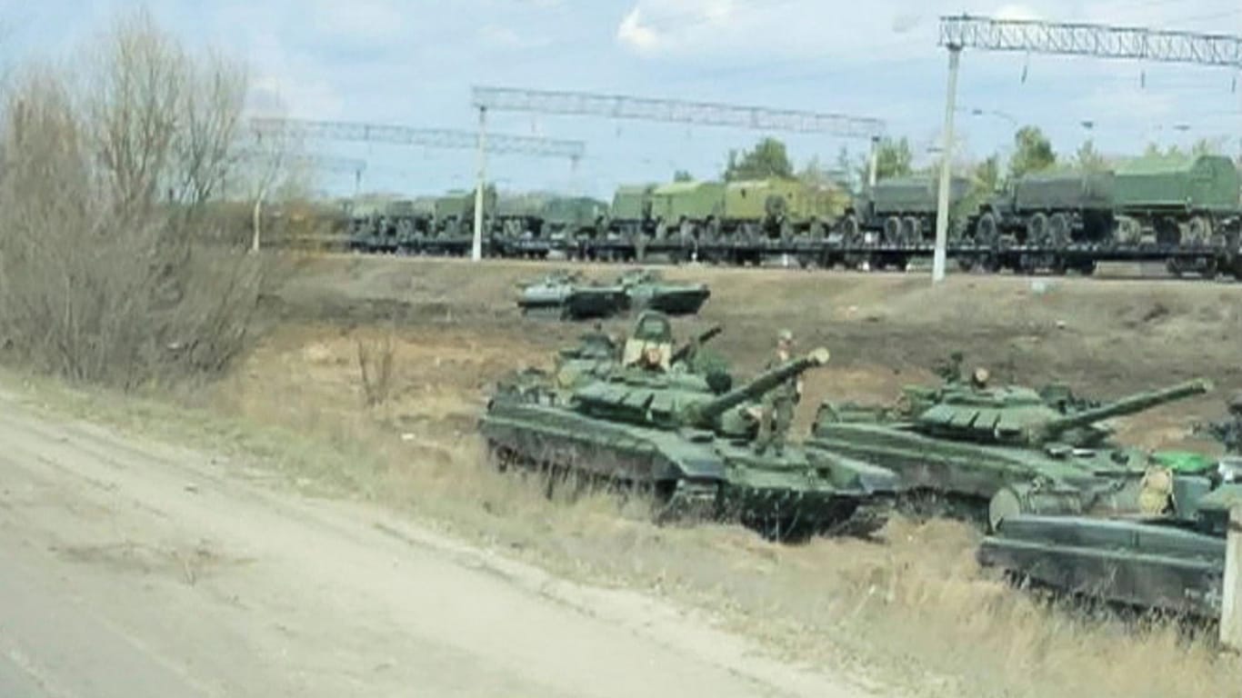 Russische Militärfahrzeuge in Maslovka, nicht weit von der Grenze zur Ukraine: Russland nennt die Truppenbewegung nun eine Übung.