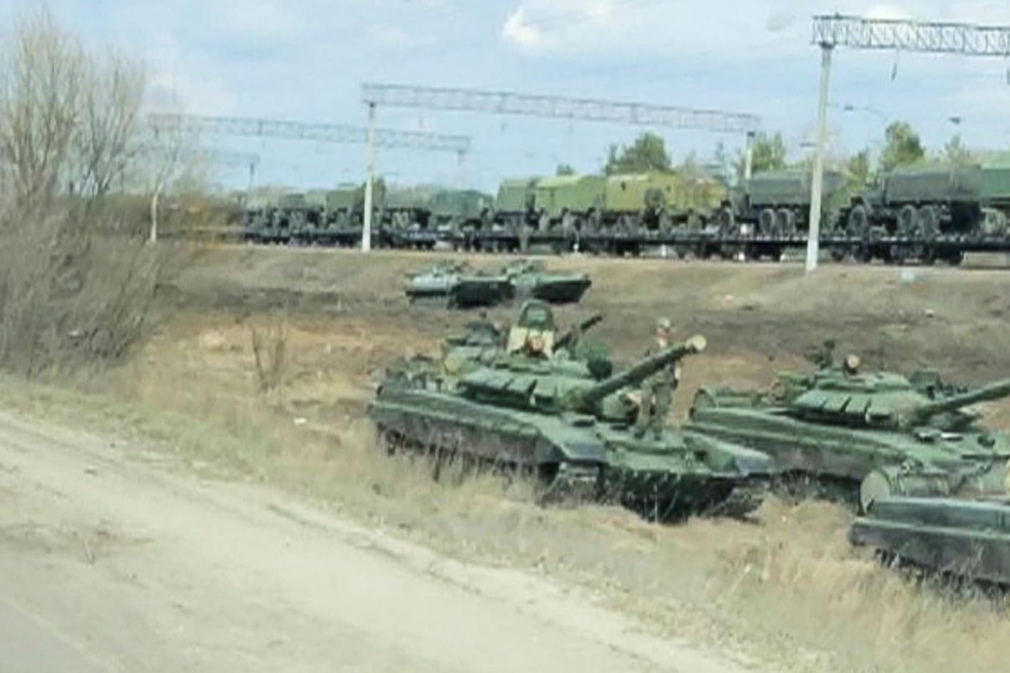 Russische Militärfahrzeuge in Maslovka, nicht weit von der Grenze zur Ukraine: Russland nennt die Truppenbewegung nun eine Übung.