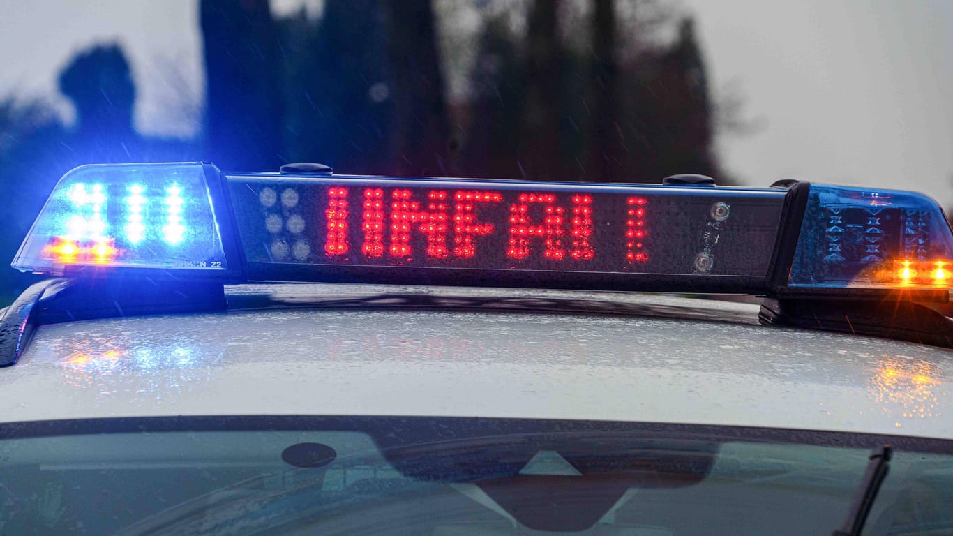 "Unfall" steht in Leuchtschrift auf einem Polizeiauto (Symbolbild): Bei Nürnberg hat es einen Unfall zwischen zwei Lkw gegeben.
