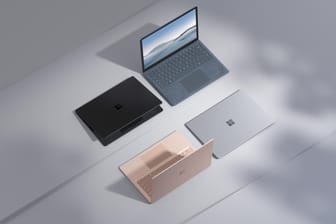 Neue Notebooks von Microsoft: Oben rechts ist das kleine Surface Laptop 4 mit blauem Alcantara-Bezug zu sehen. Die anderen Familienmitglieder kommen mit Alu-Oberfläche.