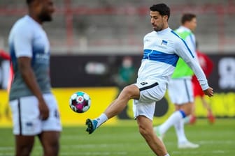 Steht vor seiner Rückkehr in die Startelf von Hertha BSC: Mittelfeldspieler Sami Khedira wärmt sich auf.