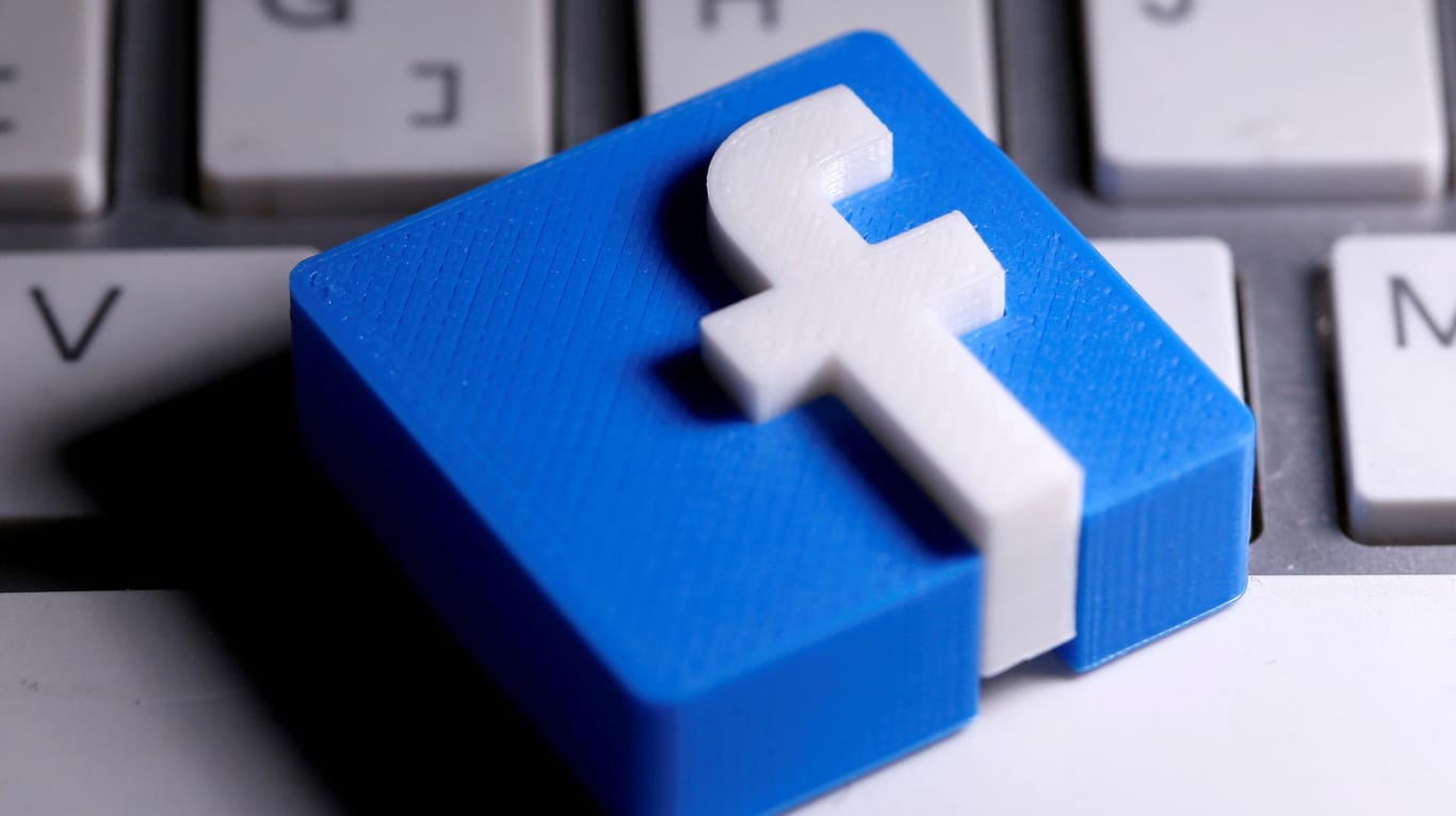 Das Facebook-Logo liegt auf einer Tastatur: Die Fanseite einer französischen Gemeine ist seit Wochen gesperrt, weil der Facebook-Algorithmus im Seitentitel eine Beleidigung erkannt haben will.