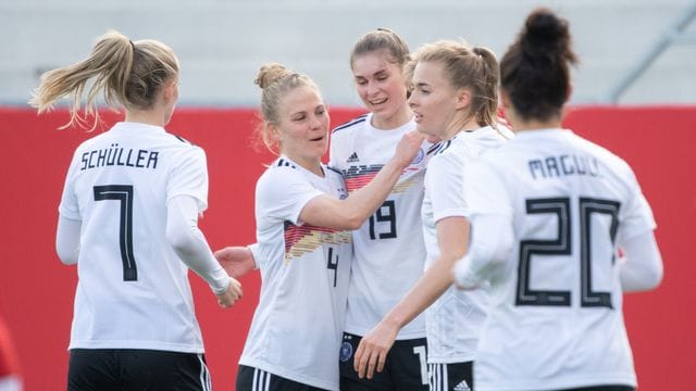 Deutschlands Spielerinnen haben das Länderspiel gegen Norwegen mit 3:1 gewonnen. Deutschlands Spielerinnen haben das Länderspiel gegen Norwegen mit 3:1 gewonnen.