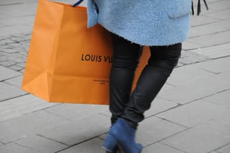 Frau mit Tasche von Louis Vuitton (Symbolbild): Der Luxusgüterkonzern LVMH hat sich von Corona erholt.
