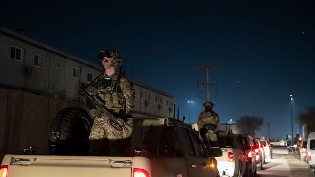 Bewaffnete US-Soldaten bei einem Überraschungsbesuch des US-Ex-Präsidenten Donald Trump in Bagram Air Field.