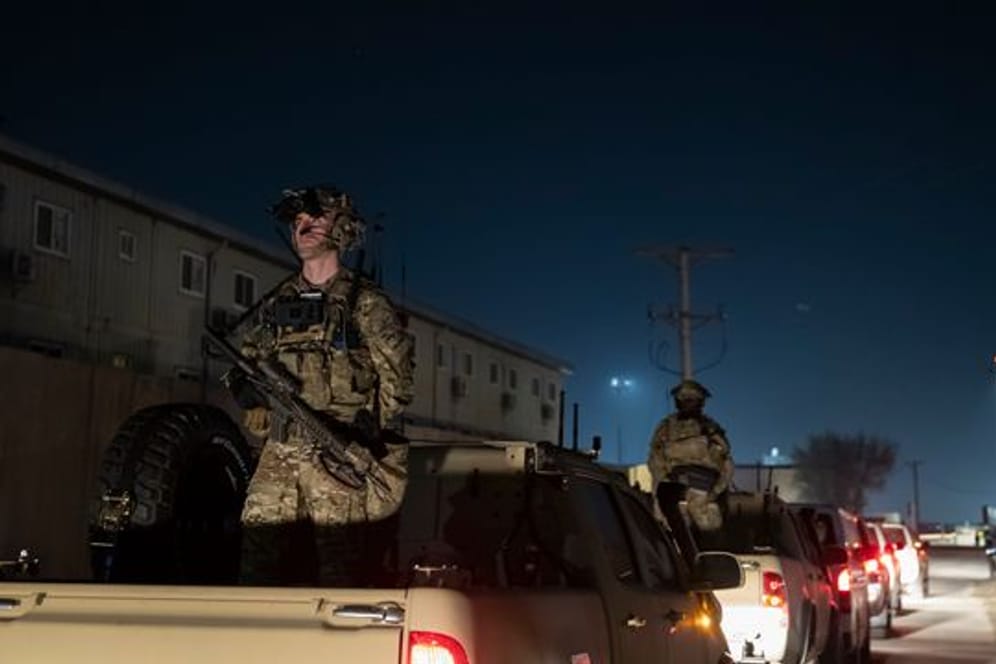 Bewaffnete US-Soldaten bei einem Überraschungsbesuch des US-Ex-Präsidenten Donald Trump in Bagram Air Field.