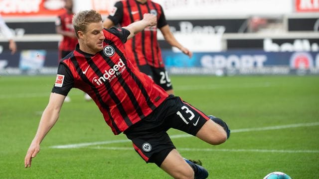 Hat wieder am Mannschaftstraining teilgenommen: Frankfurts Martin Hinteregger spielt einen Ball. Hat wieder am Mannschaftstraining teilgenommen: Frankfurts Martin Hinteregger spielt einen Ball.