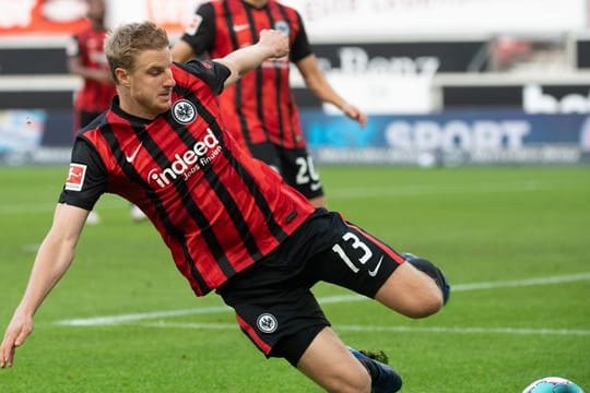 Hat wieder am Mannschaftstraining teilgenommen: Frankfurts Martin Hinteregger spielt einen Ball.