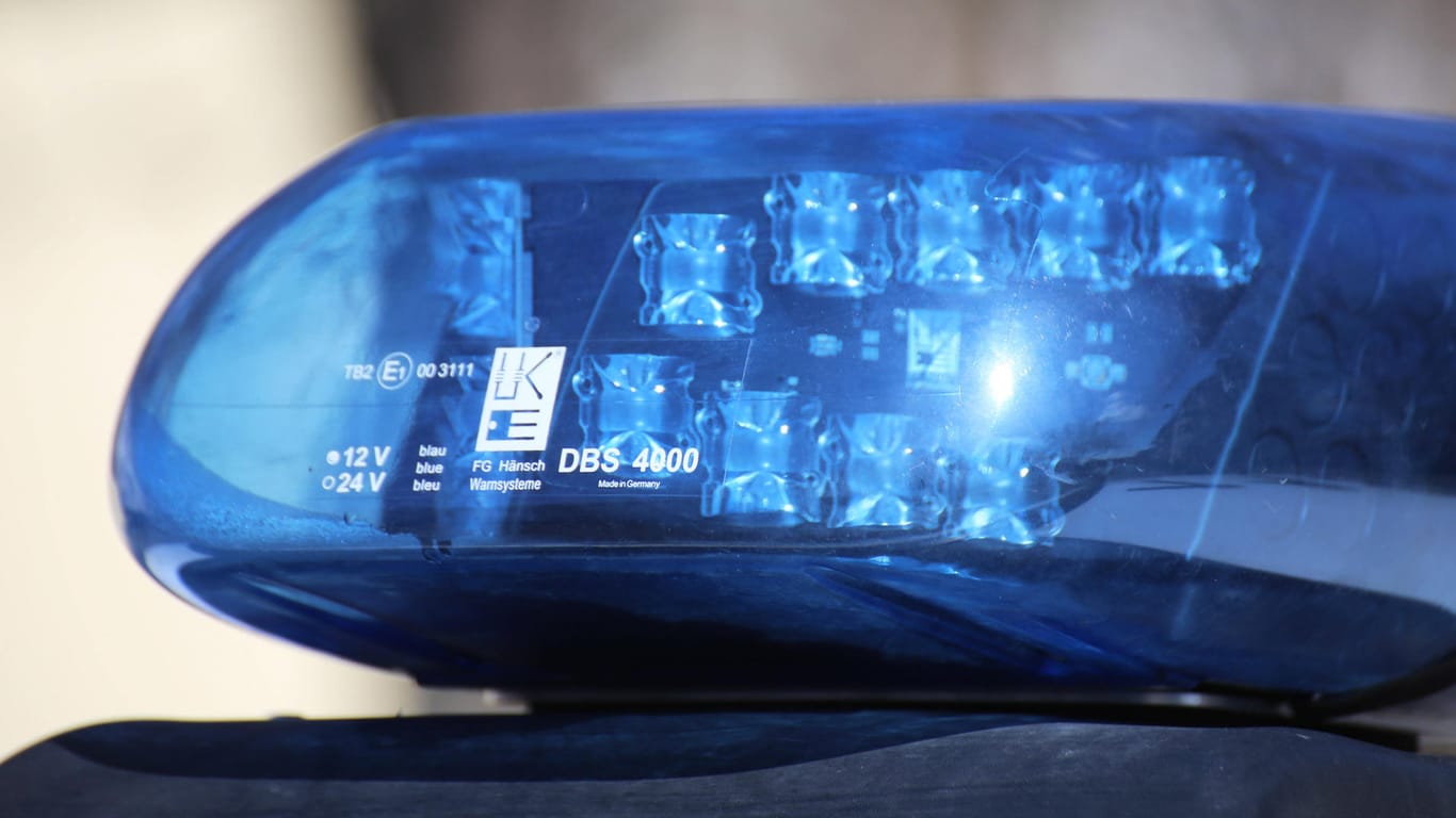 Nahaufnahme von einem Blaulicht an einem Polizeiauto (Symbolbild): Ein Mädchen wurde in einem Auto angeschossen.