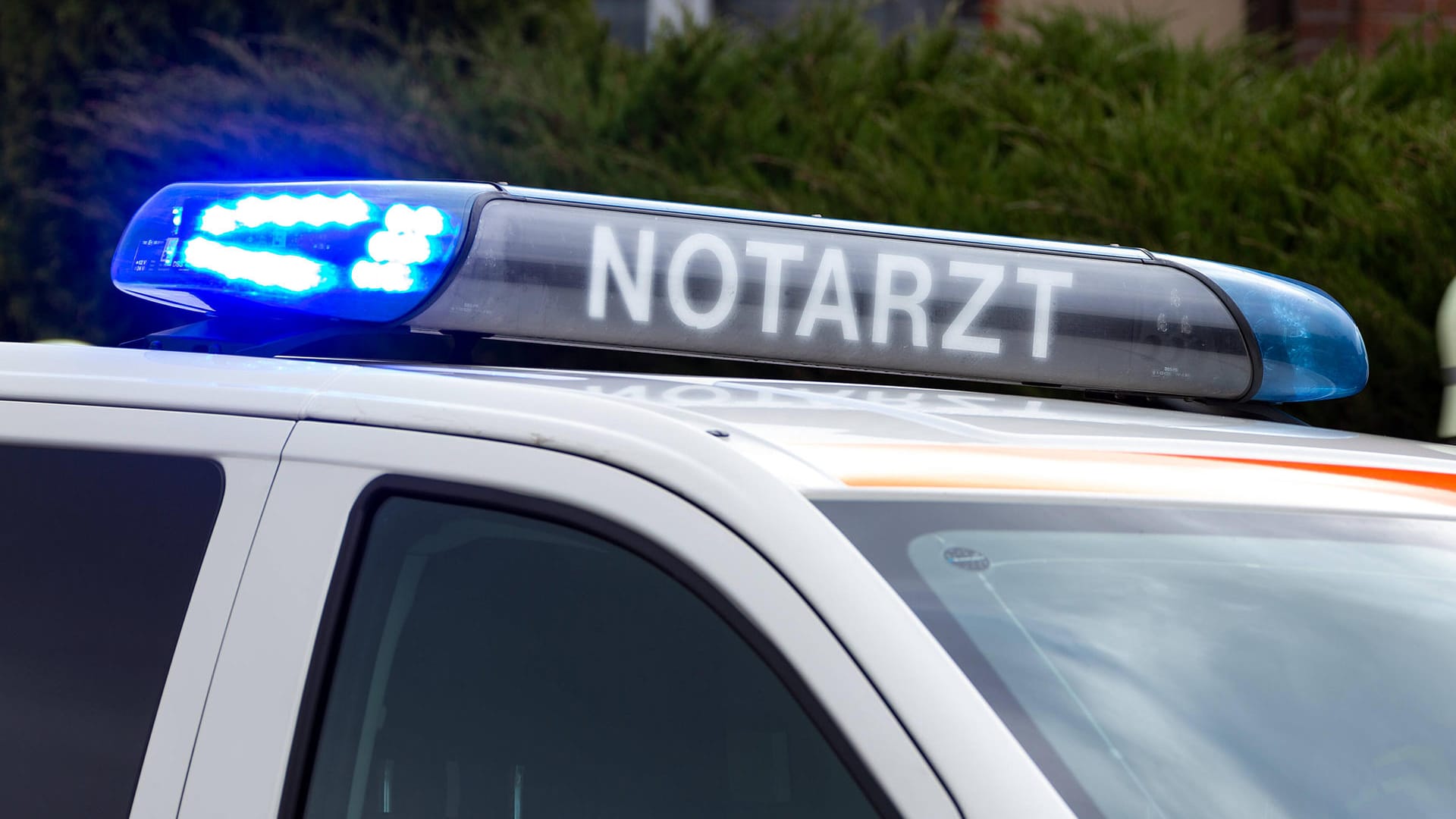 Rettungsdienst (Symbolbild): Ein Mann ist von seinem Neuwagen überrollt worden.