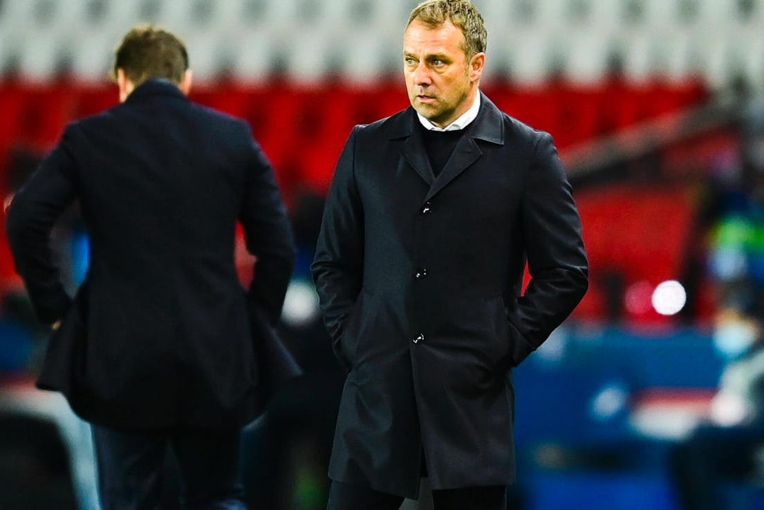 Bayern-Trainer Flick während der Partie in Paris: emotionale Wochen.