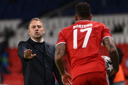 Die Diskussionen um die Zukunft von Trainer Hansi Flick werden nach dem Aus der Bayern in der Champions League nicht weniger werden.