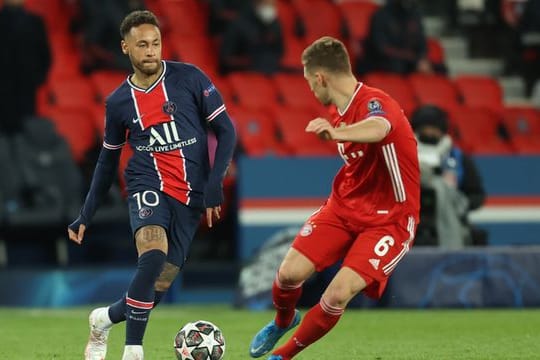 Neymar von Paris Saint-Germain (l) und Joshua Kimmich vom FC Bayern München kämpfen um den Ball.