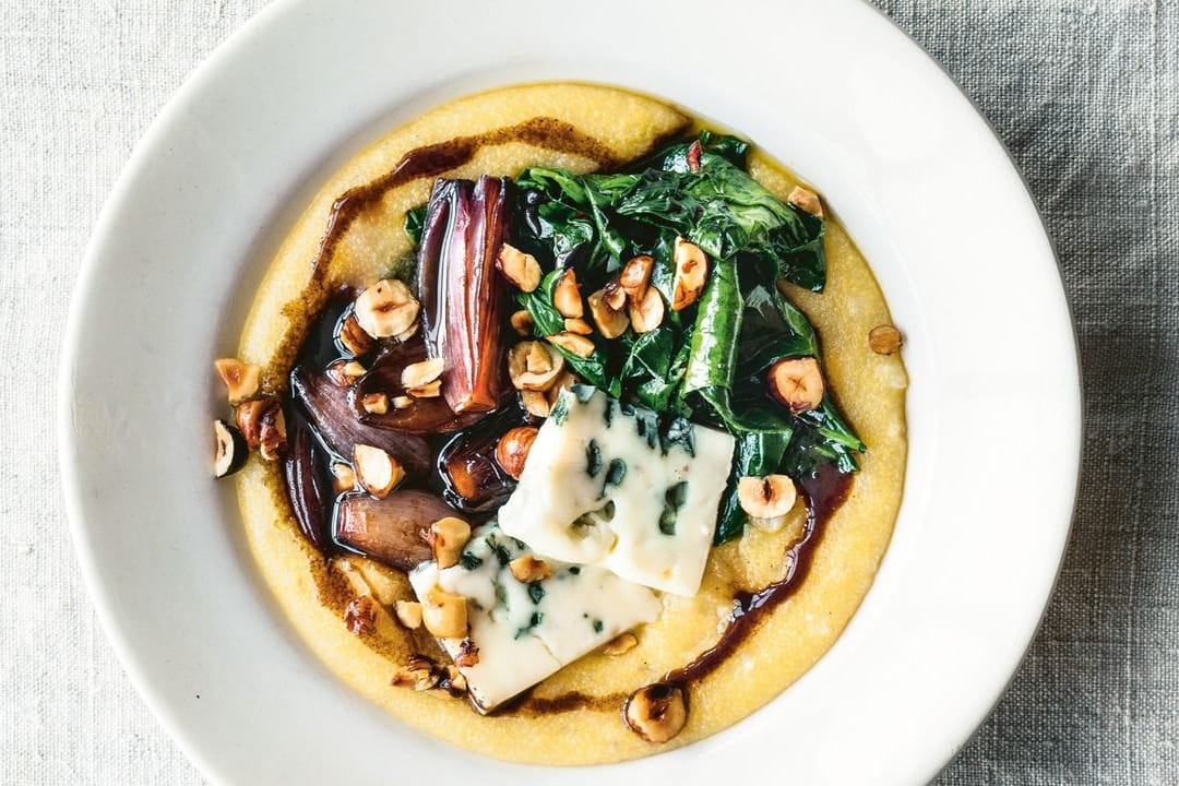 Leckeres Rezept: Polenta lässt sich gut kombinieren, zum Beispiel mit Spinat und Nüssen.