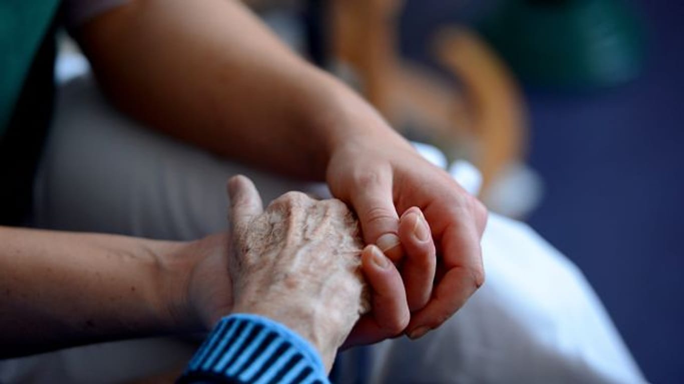 Wer alte, kranke oder behinderte Menschen pflegt, kann den Freibetrag erhalten, erklärt die Deutsche Rentenversicherung Bund.