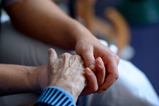 Wer alte, kranke oder behinderte Menschen pflegt, kann den Freibetrag erhalten, erklärt die Deutsche Rentenversicherung Bund. Wer alte, kranke oder behinderte Menschen pflegt, kann den Freibetrag erhalten, erklärt die Deutsche Rentenversicherung Bund.