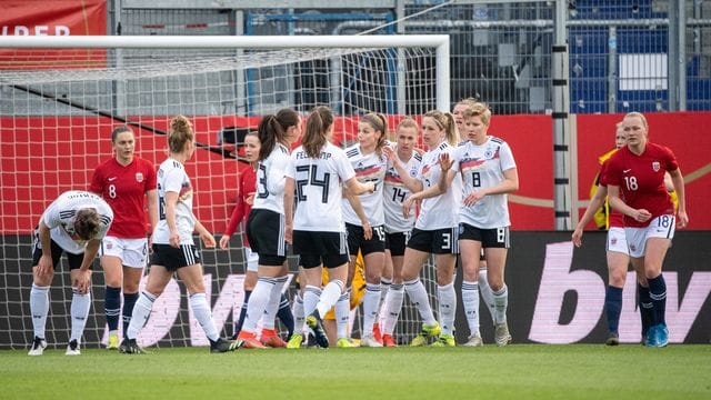Beim Sieg über Norwegen erzielte Laura Freigang den Ausgleich: Deutschlands Spielerinnen jubeln nach dem Tor zum 1:1. Beim Sieg über Norwegen erzielte Laura Freigang den Ausgleich: Deutschlands Spielerinnen jubeln nach dem Tor zum 1:1.