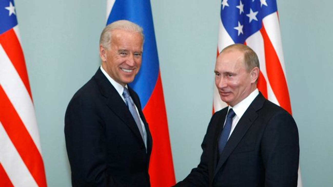 Joe Biden (l), damaliger Vizepräsident der USA, trifft sich 2011 mit Wladimir Putin in Moskau.