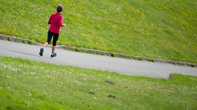 Mit zunehmendem Alter wird es immer wichtiger, den Körper vor dem Sport erst einmal auf Betriebstemperatur zu bringen. Mit zunehmendem Alter wird es immer wichtiger, den Körper vor dem Sport erst einmal auf Betriebstemperatur zu bringen.