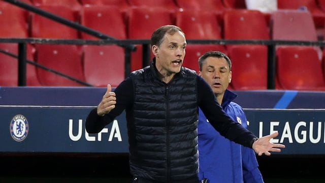 Thomas Tuchel, Trainer von FC Chelsea, gestikuliert beim Spiel gegen den FC Porto an der Seitenlinie.