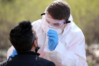 Ein Mann unterzieht sich einem Coronatest: In Deutschland sinken die Infektionszahlen weiter.