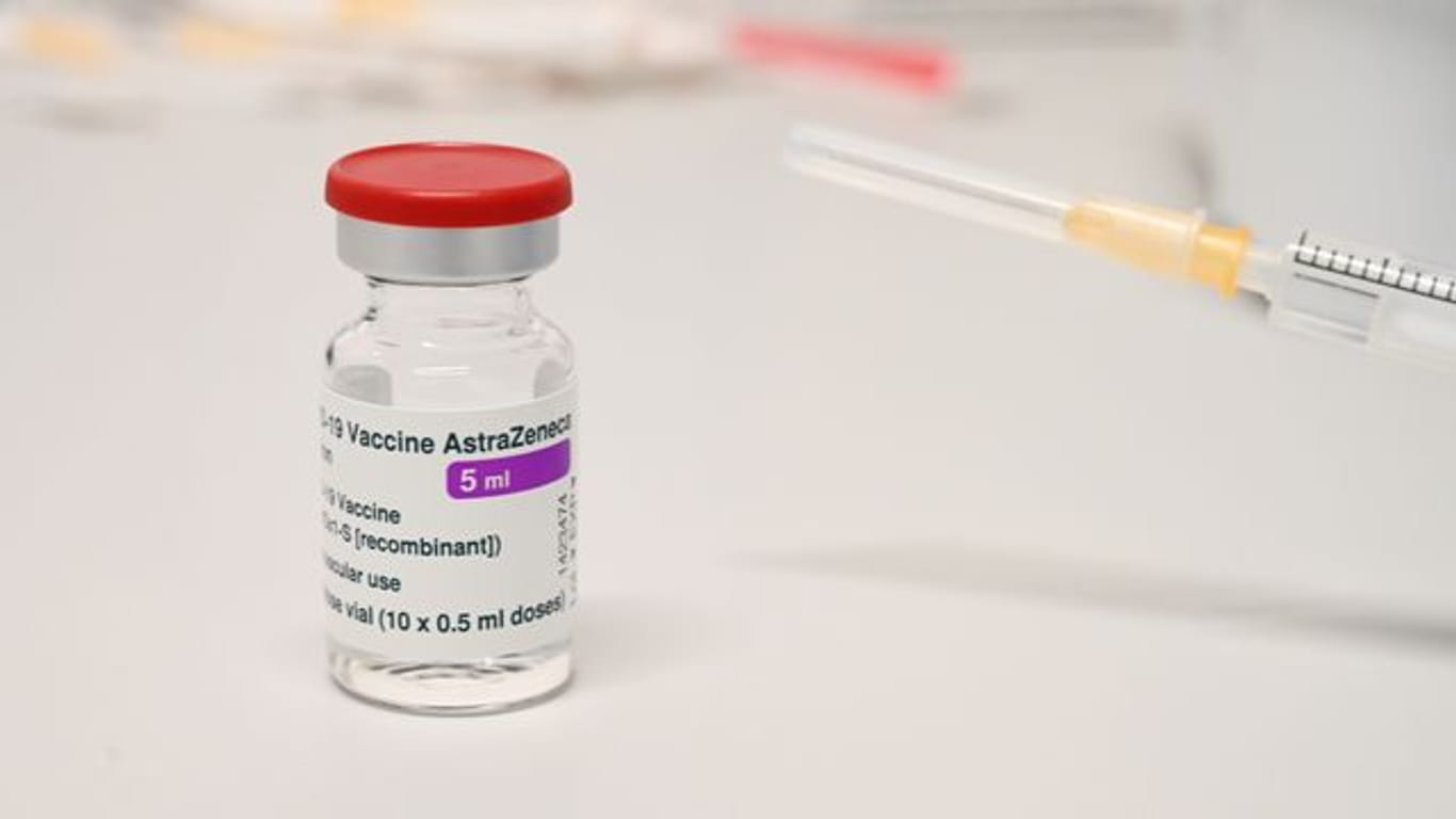 Der Corona-Impfstoff von Astrazeneca (Symbolbild): Hausärzte kritisieren das Vorgehen bei der Astrazeneca-Impfung.