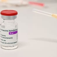 Der Corona-Impfstoff von Astrazeneca (Symbolbild): Hausärzte kritisieren das Vorgehen bei der Astrazeneca-Impfung.