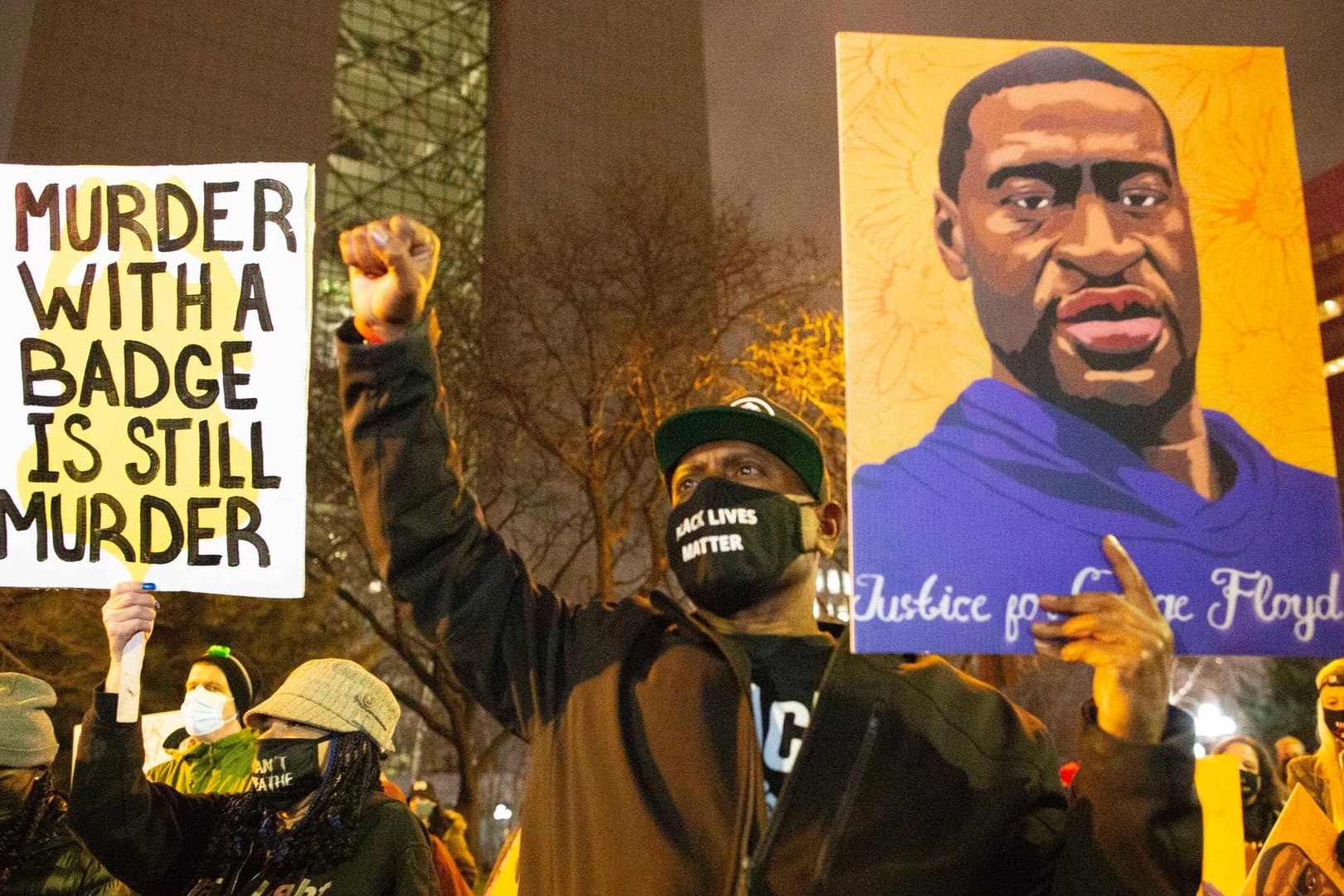 Proteste in Minneapolis: Ein Mann hält ein Porträt des getöteten George Floyd in den Händen.