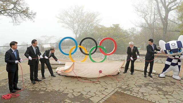 Eine Installation der olympischen Ringe wird 100 Tage vor den Olympischen Spielen in Tokio auf dem Gipfel des Berges Takao enthüllt. Eine Installation der olympischen Ringe wird 100 Tage vor den Olympischen Spielen in Tokio auf dem Gipfel des Berges Takao enthüllt.