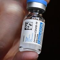 Corona-Impfstoff: Johnson & Johnson hat wegen Berichten über Sinusvenenthrombosen nach der Impfung den Marktstart seines Präparats in Europa aufgeschoben.