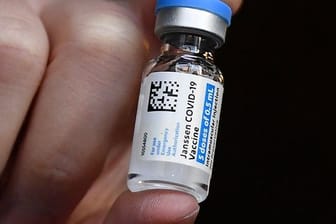 Corona-Impfstoff: Johnson & Johnson hat wegen Berichten über Sinusvenenthrombosen nach der Impfung den Marktstart seines Präparats in Europa aufgeschoben.