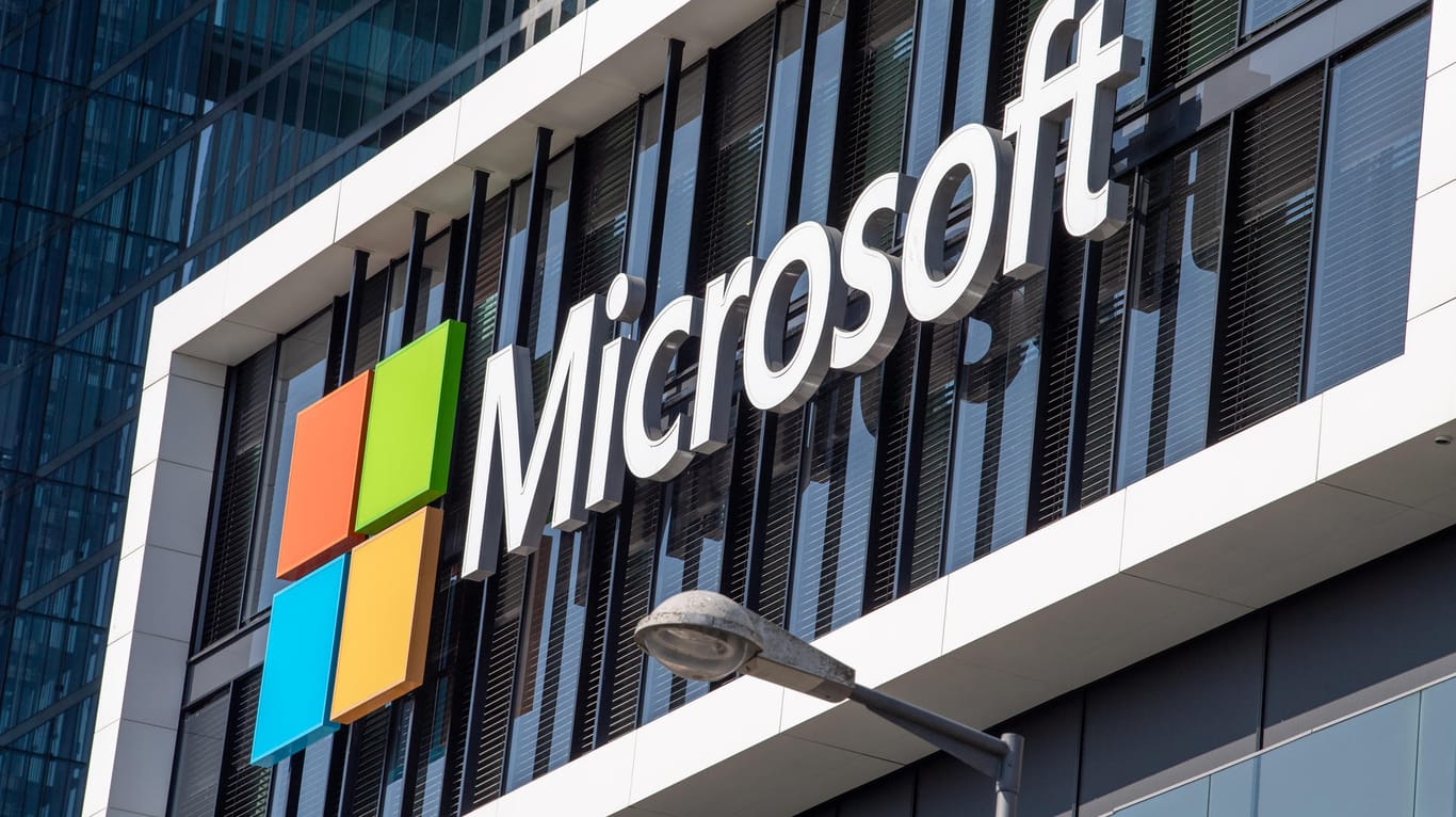 Das Logo von Microsoft hängt an der Fassade eines Bürogebäudes: Eine schwere Sicherheitslücke in der Software des Konzerns bereitet IT-Experten weltweit Sorge.