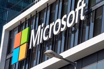 Das Logo von Microsoft hängt an der Fassade eines Bürogebäudes: Eine schwere Sicherheitslücke in der Software des Konzerns bereitet IT-Experten weltweit Sorge.