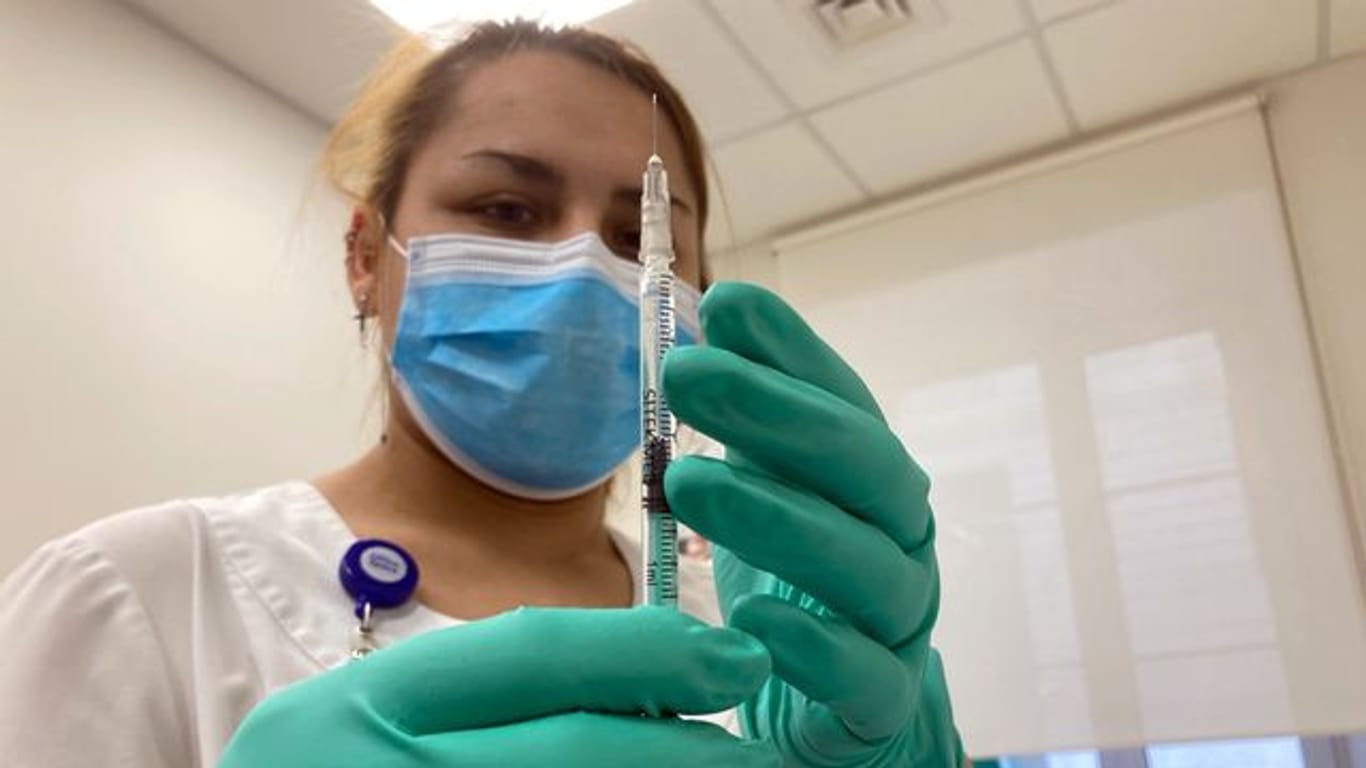Eine Krankenschwester in einer Klinik in Moskau bereitet eine Impfung mit dem russischen Corona-Impfstoff Sputnik V vor.
