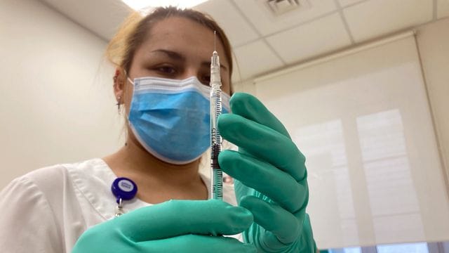 Eine Krankenschwester in einer Klinik in Moskau bereitet eine Impfung mit dem russischen Corona-Impfstoff Sputnik V vor.