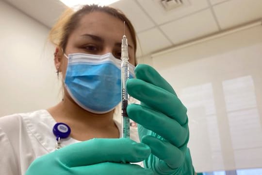 Eine Krankenschwester in einer Klinik in Moskau bereitet eine Impfung mit dem russischen Corona-Impfstoff Sputnik V vor.