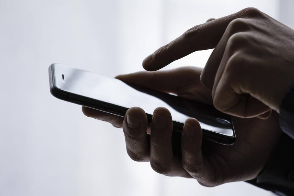 Eine Hand tippt auf einem Smartphone (Symbolbild): Experten befürchten eine Welle von Betrugs-SMS, sogenanntem "Smishing".