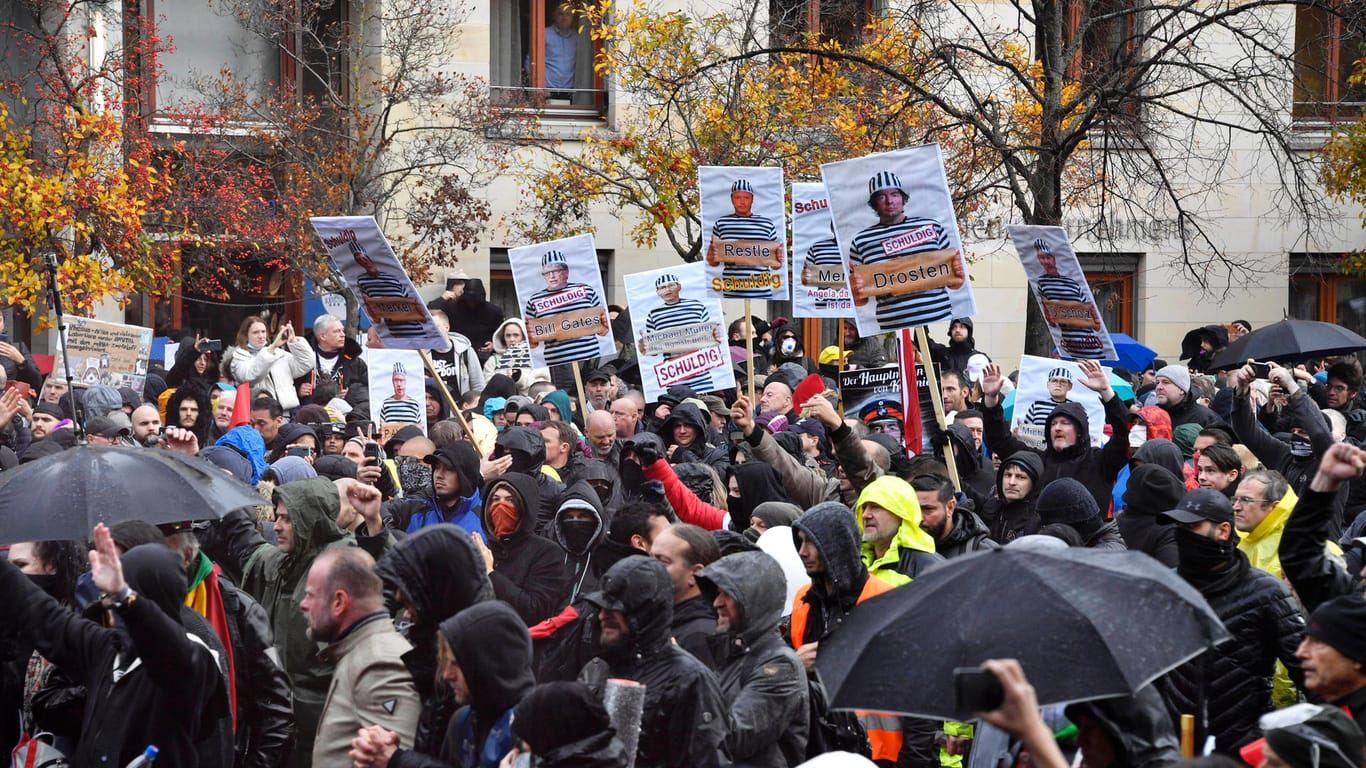Tausende Demonstrierende protestieren am Brandenburger Tor und im Regierungsviertel gegen die Corona-Politik (Archivbild): Wegen extremistischer Züge stehen die Corona-Protestbewegungen unter Beobachtung des Berliner Verfassungschutzes.