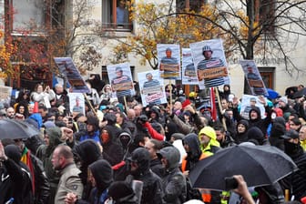 Tausende Demonstrierende protestieren am Brandenburger Tor und im Regierungsviertel gegen die Corona-Politik (Archivbild): Wegen extremistischer Züge stehen die Corona-Protestbewegungen unter Beobachtung des Berliner Verfassungschutzes.