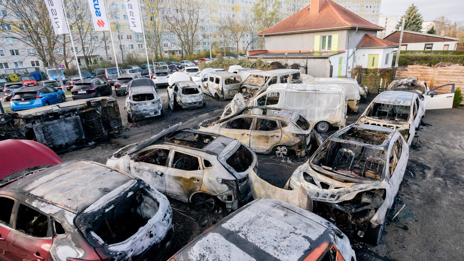 Autowracks stehen auf dem Gelände des Autohauses: Knapp zwei Dutzend Fahrzeuge wurden bei dem Brand beschädigt. Autowracks stehen auf dem Gelände des Autohauses: Knapp zwei Dutzend Fahrzeuge wurden bei dem Brand beschädigt.