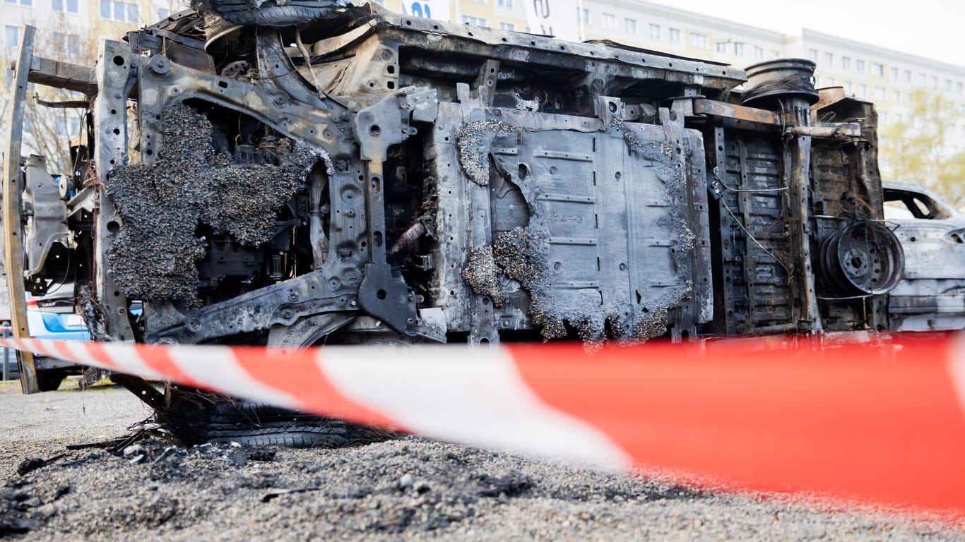 Unter den verbrannten Fahrzeugen waren auch drei E-Autos: Die Ermittler gehen von Brandstiftung aus.