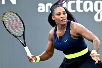 Serena Williams auf dem Tennisplatz.
