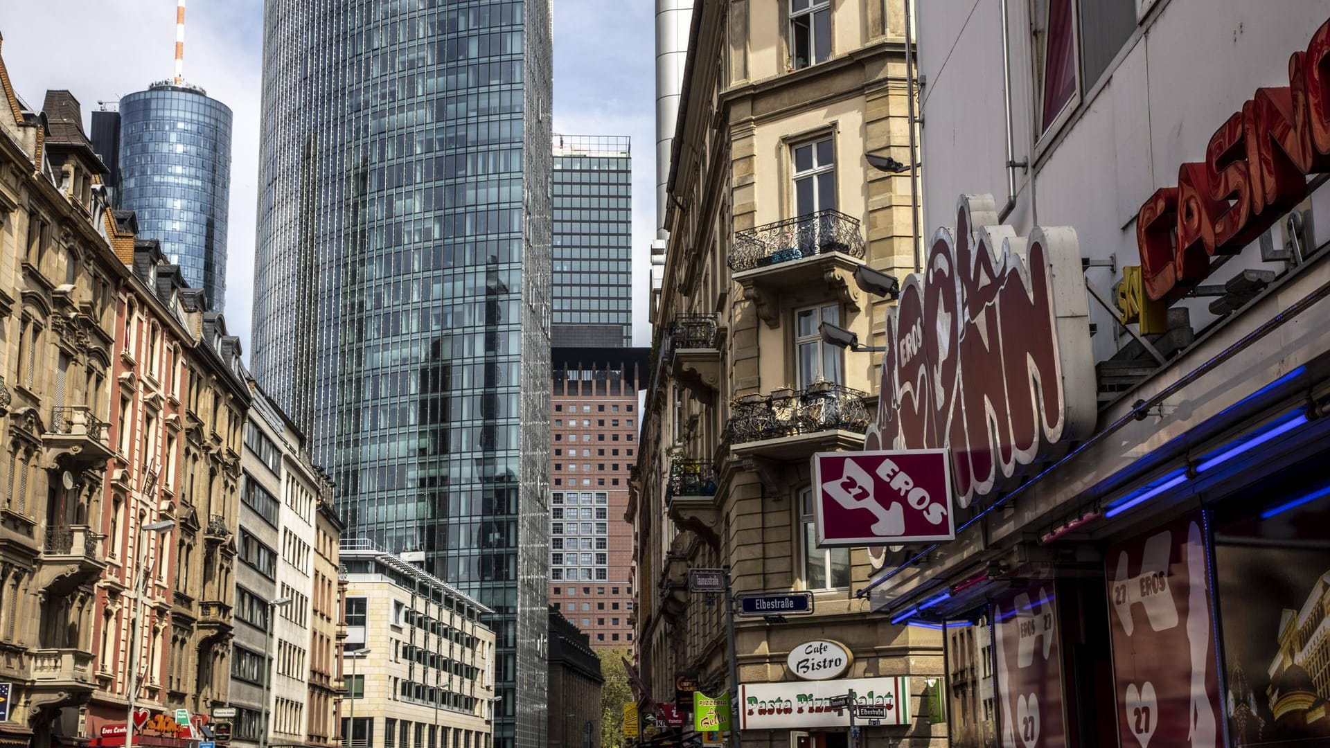 Das Frankfurter Bahnhofsviertel (Archivbild): Der Kiez rund um die Taunusstrasse gilt als Dealertreff, Anlaufstelle für Freier und Kriminalitätsbrennpunkt.