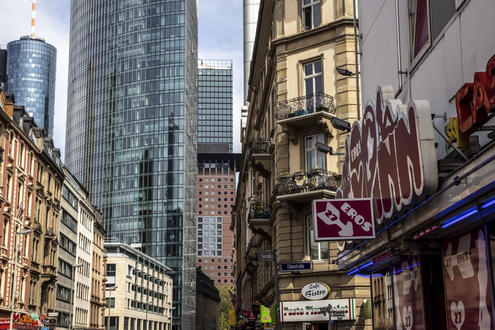 Das Frankfurter Bahnhofsviertel (Archivbild): Der Kiez rund um die Taunusstrasse gilt als Dealertreff, Anlaufstelle für Freier und Kriminalitätsbrennpunkt.