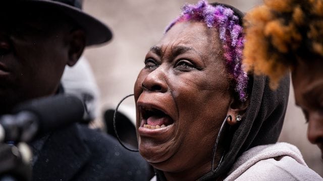 Angie Golson, Großmutter von Daunte Wright, weint um ihr Enkelkind während einer Pressekonferenz in Minneapolis. Angie Golson, Großmutter von Daunte Wright, weint um ihr Enkelkind während einer Pressekonferenz in Minneapolis.