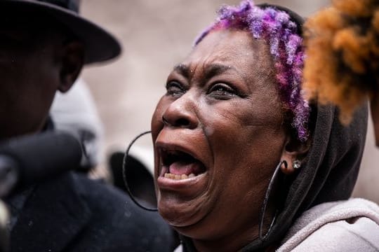 Angie Golson, Großmutter von Daunte Wright, weint um ihr Enkelkind während einer Pressekonferenz in Minneapolis.